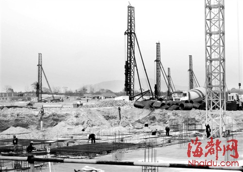 奥特莱斯工地 打桩机压伤工人|工地|打桩机