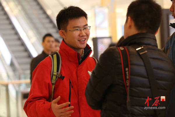 一位学生接受记者采访时说，他的同学昨天下午就来排队，排了一宿