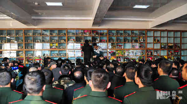 1月9日，杨小伟的家属安放杨小伟烈士的骨灰。新华社发（连振摄）