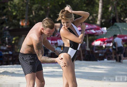 真人秀明星情侣互摸防晒油