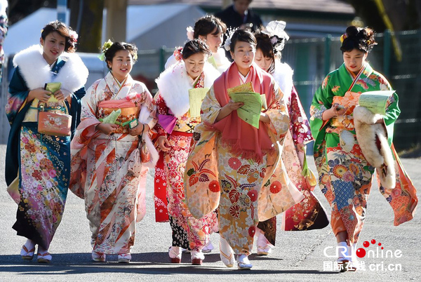 日本女性盛装打扮庆祝成人节 喝酒祈福欢乐多