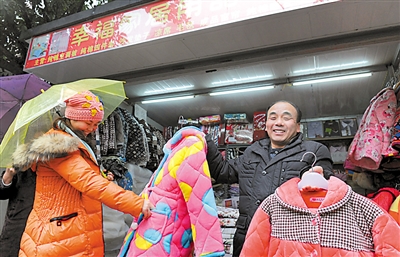 8日，茶园公租房城南家园，彭刚经营的小店生意红火。 重庆晨报记者 杨新宇 摄