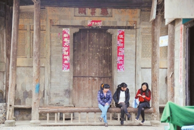 村内蜿蜒交错的36条小巷，巷与巷之间设有供村民休息的亭台。