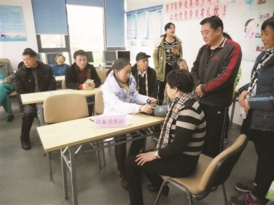 好医生两年深入社区免费为居民体检|医生|诊断