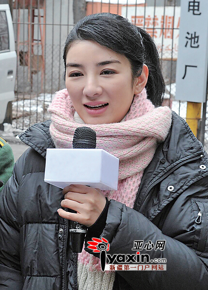 黄奕在《爱民好军医》拍摄现场接受采访。图/亚心网记者 李铁军