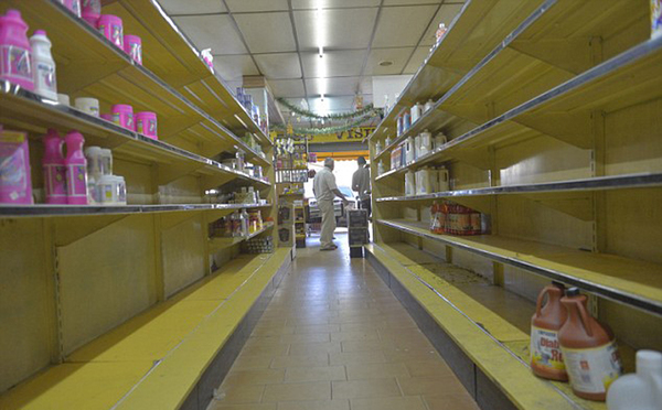 委内瑞拉日用品短缺催生一种新的职业，即替人排队。首都加拉加斯超市货架上几乎空空如也。（网页截图）