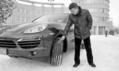 什么是雪地胎,什么是四季胎,对于刚接触汽车的消费者来讲很难识别 新文化记者 史磊 摄