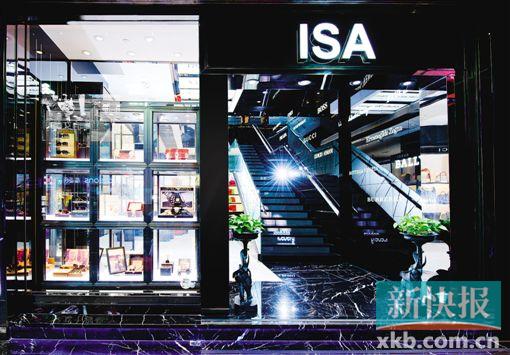 ▲楼高两层的店面,想买名牌包包,就直奔二楼吧。