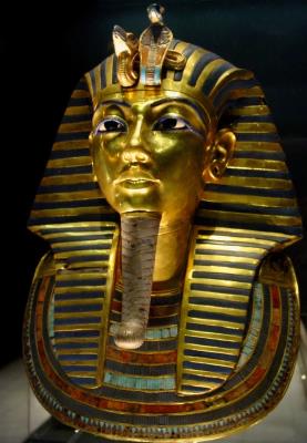 开罗埃及博物馆管理员21日说，知名法老王图坦卡门黄金面具上的金蓝相间胡子在打扫时被碰掉，之后仓促用树脂黏回。(图片来源：“中央社”)