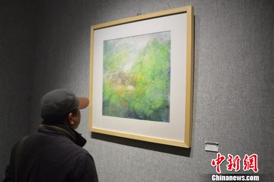 图为一位观众在欣赏陈湘金作品《春沐湘西》。　向一鹏　摄