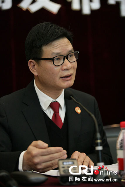 广州中院民事庭庭长张坚雄在发布会上介绍相关情况（摄影：罗伟雄）