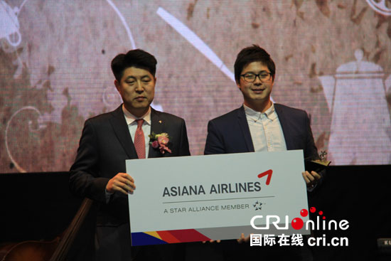 韩国文化体育观光部长官金钟德和韩亚航空旅客营销部常务宋石元分别为姜昊颁奖