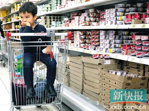 ■因卢布贬值,许多俄罗斯民众在购买食物时不得不精打细算。CFP供图
