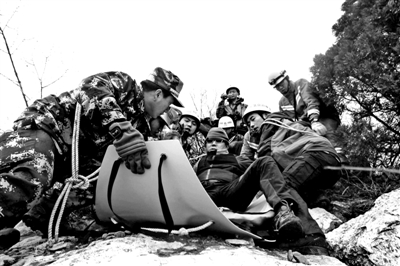 爬箭扣美国斩首景游客崴伤脚被困|记者|怀柔长城视频观雪男子图片