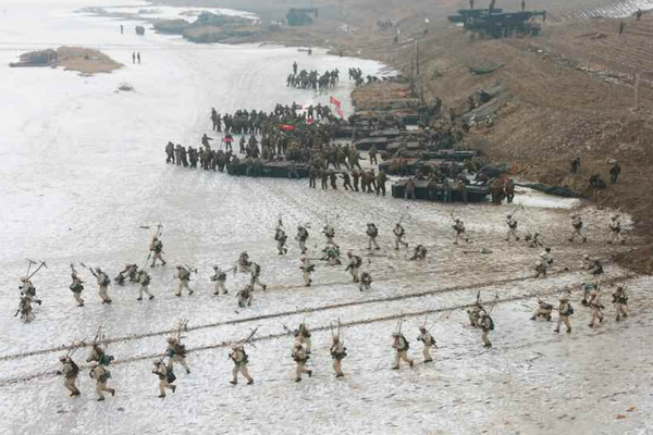 朝鲜人民军进行渡江训练(图片来源：劳动新闻)