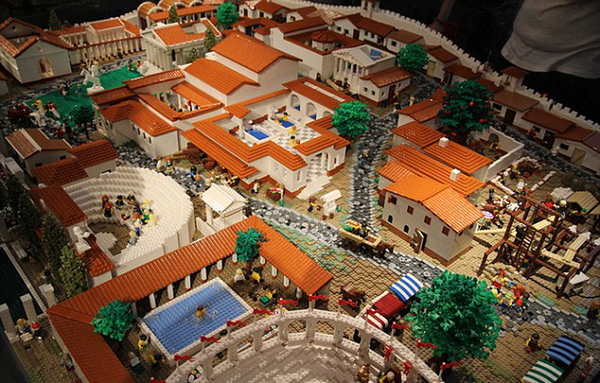 庞贝古城模型花费了乐高大师麦克诺特470多个小时，共由19万块乐高玩具组成。（网页截图）