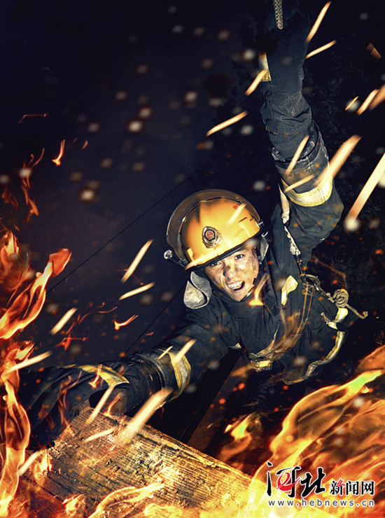 石家庄市公安消防支队鹿泉区大队官兵拍摄的消防大片，网友直呼“太帅啦”。