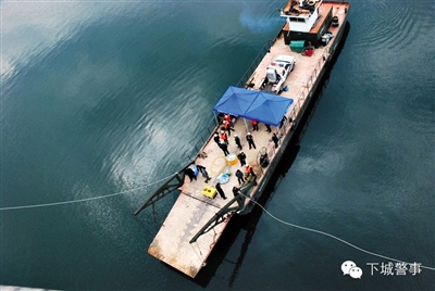 为搜寻深水沉尸,杭州警方租用的船只在水面作业。本版图片/杭州警方提供