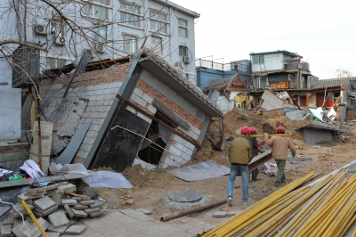 图为坍塌事故发生后，房屋倾倒在地面上。图片来自网络。