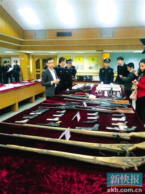 ■警方展示缴获的枪支弹药及毒品等。新快报记者 杨英杰/摄