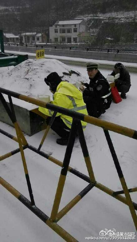 　　武汉市公安局一大队官微发布多张民警围坐吃地瓜、盒饭的照片，并配文称“南都，快来!我们要聚餐啦!”、“绝对公款，保证野生，欢迎暗访!”。图为原微博图片。