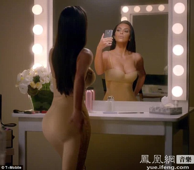 卡戴珊紧身长裙女王出巡 拍广告大秀丰乳翘臀