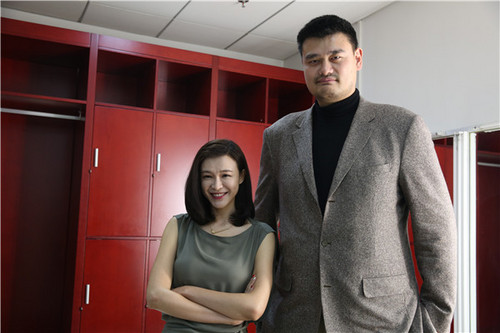 李艾身穿灰色连体装亮相 红毯上遇巨人姚明|姚