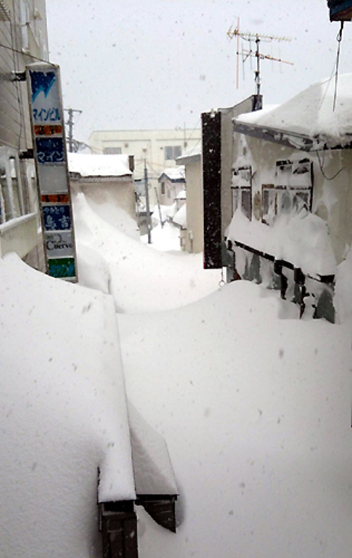 日本北海道遭遇创纪录大雪 积雪达1.8米(组图)