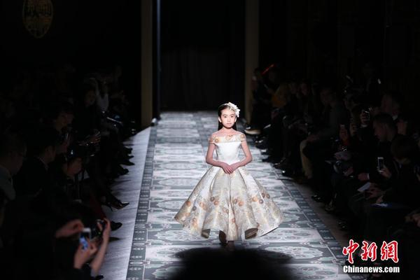中国九岁<em>女孩</em>绣球巴黎高定<em>时装</em>周T台走秀|<em>时装</em>