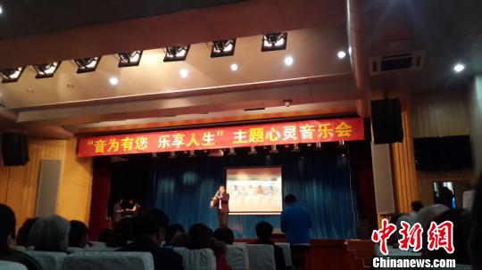 “抗癌音乐会”现场，数百名癌症患者正在聆听美妙的音乐。　翟羽佳　摄