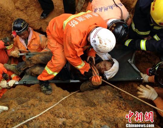 贵州兴仁建筑工地塌方 被埋4人全部获救(图)图片