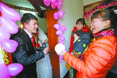 亲友们前来讨红包。