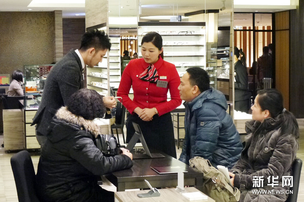 为中国游客提供导购服务。王丽萍摄