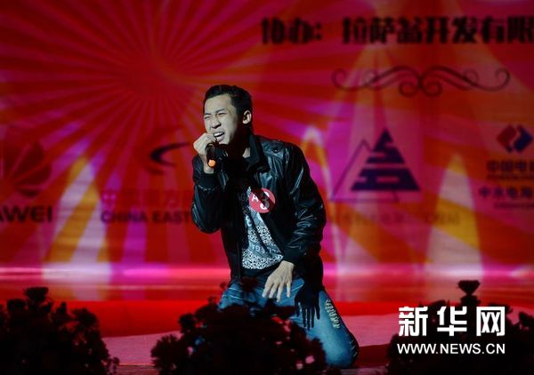 普达鹏在演唱汪峰的经典摇滚《我爱你中国》高潮时跪在了舞台上。新华社发（刘艾伦摄）