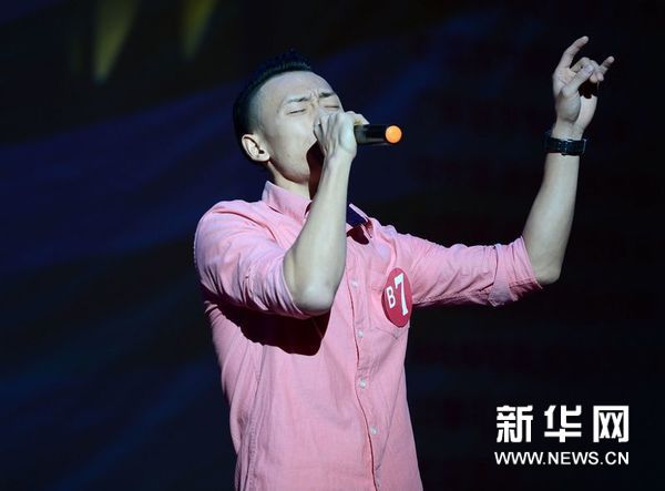 中国组冠军得主邹彬在演唱《无所谓》。新华社发（刘艾伦摄）