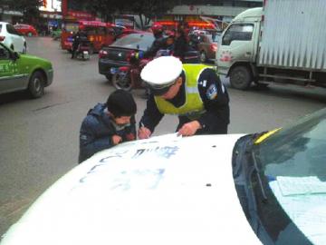 男童画车牌 交警帮助找爸爸