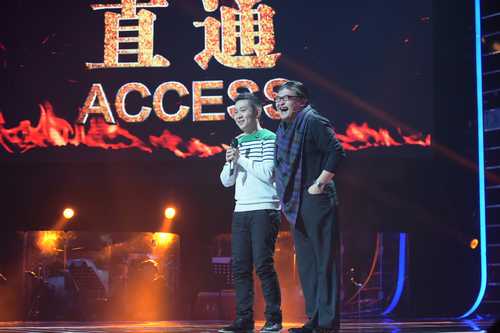 　　刘胡轶与刘欢在《中国好声音》的舞台上（网络图片）