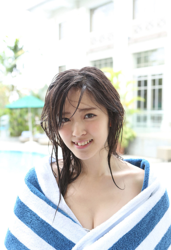 日本人气萌妹铃木爱理近日拍摄一组清新波点泳装写真，露出虎牙甜美性感。