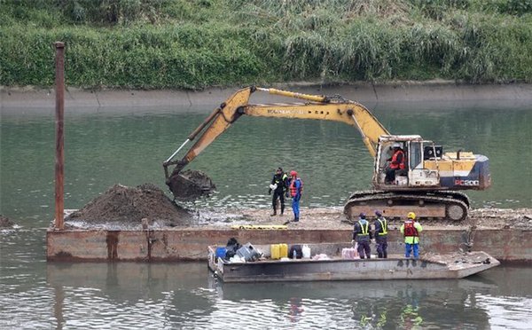 复兴空难现场第八天搜救行动，上午挖土机进驻基隆河面开挖。记者曾吉松/摄影（图片来源：台湾《联合晚报》）