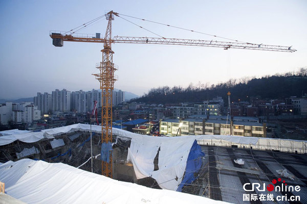 　　当地时间2015年2月11日下午5时5分许，韩国首尔市铜雀区一座在建体育馆发生屋顶塌陷事故，造成9名施工者被埋，其中5人获救。图片来源：CFP