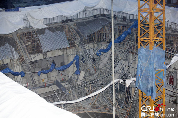 　　当地时间2015年2月11日下午5时5分许，韩国首尔市铜雀区一座在建体育馆发生屋顶塌陷事故，造成9名施工者被埋，其中5人获救。图片来源：CFP