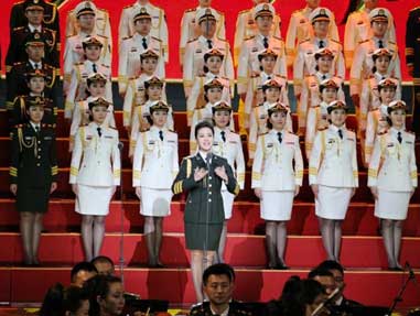 雷佳高歌主旋律致敬军队老前辈