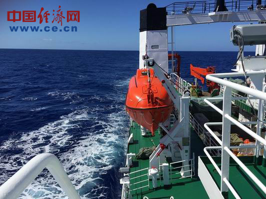 　　2月13日驶离毛里求斯路易港。中国经济网记者 鲍晓倩摄。