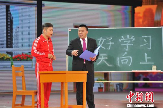 《超级笑星》人气组合“金霏曦比”表演