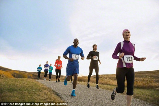 先前的研究表明，类似马拉松、铁人三项和超长距离自行车比赛可能会引起心脏和大动脉的结构改变，导致持久伤害。