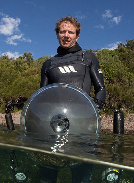 史密斯在澳大利亚新南威尔士州的Bass Point Cove拍下了这些蓝瓶僧帽水母的照片。