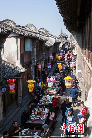 乌镇“春节长街宴”　张雄伟　摄