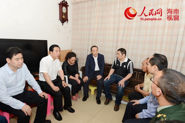 省委常委、政法委书记、常务副省长毛超峰、省长助理、省公安厅厅长李富林慰问因公殉职边防战士家属