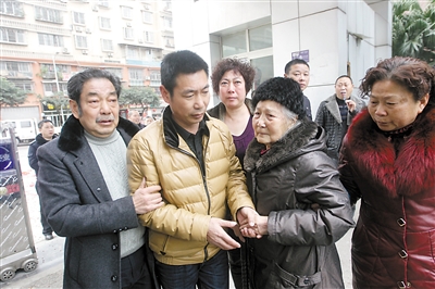 2月26日,潼南,夏长江(前排左二)见到了35年前失散的亲人,和妈妈、哥哥、姐姐团聚。重庆晨报记者 许恢毅 摄