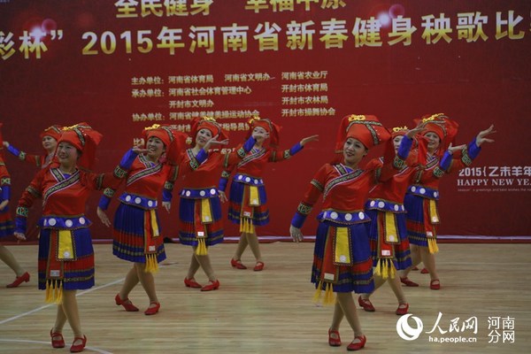 各参赛队依次进入体育场进行赛前走台